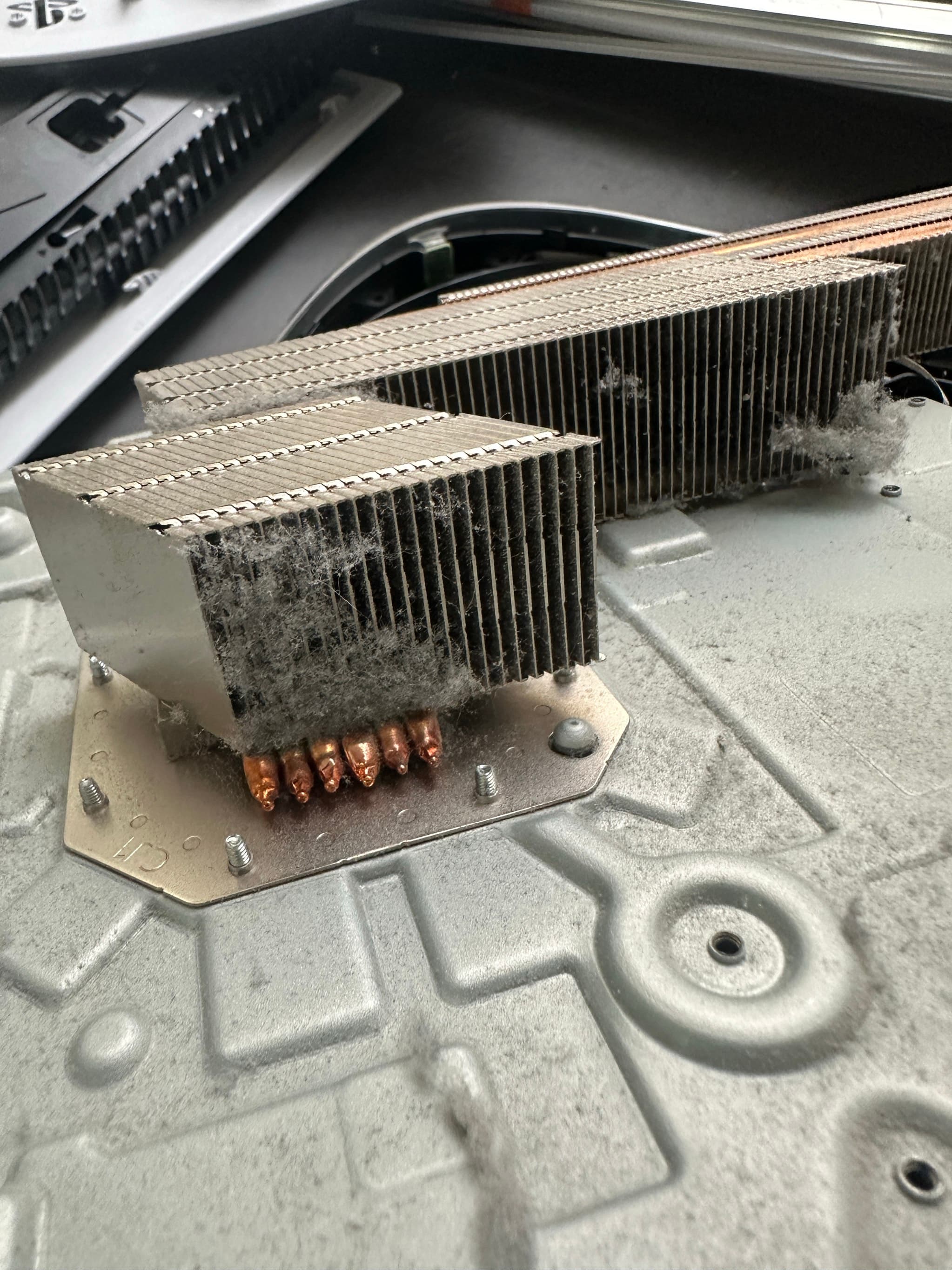 Verschmutzter Kühlkörper mit Heatpipes der PlayStation 5