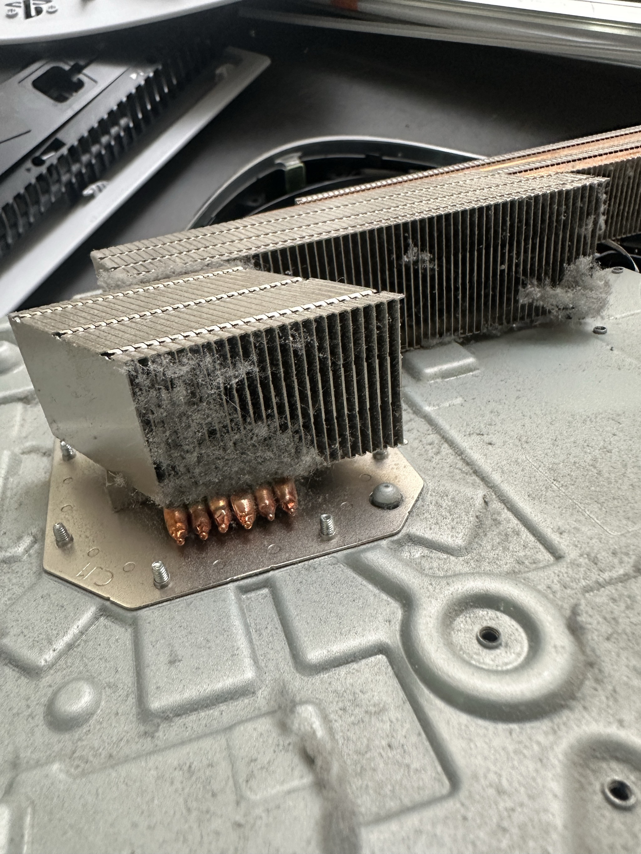 Verschmutzter Kühlkörper mit Heatpipes der PlayStation 5